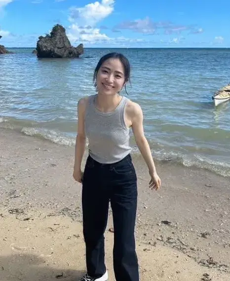 "大沢たかおの娘と勘違いされた田牧そらが海辺ではしゃぐ様子