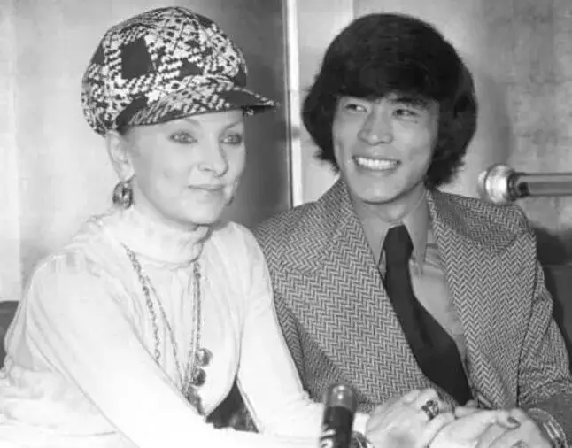 千昌夫と元妻ジョーン・シェパードの記者会見画像