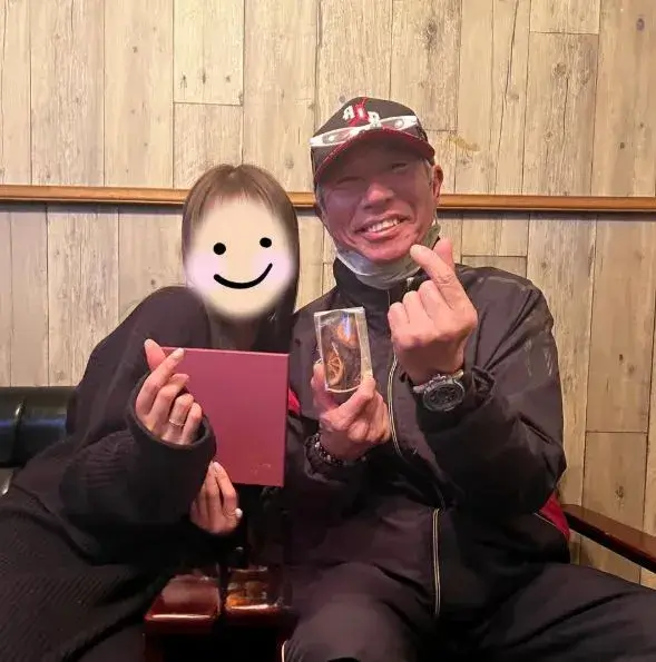 柳葉敏郎と24歳の誕生日を迎えた娘とのツーショット写真