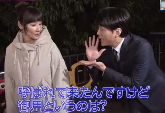 吉田羊さんと安住紳一郎が大学時代にまつわる話題で盛り上がる番組の一場面