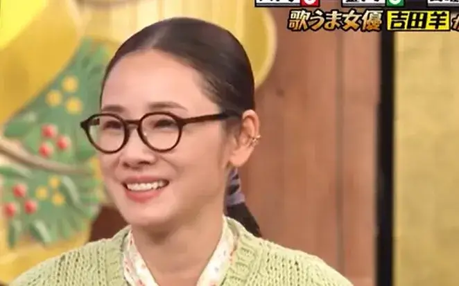 吉田羊さんが大学生活について語るテレビ番組での笑顔の様子